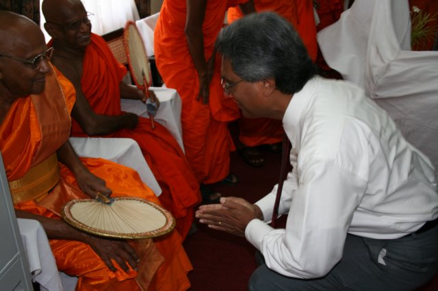 receivingblessingsfromthechancelloruniversityofruhuna.jpg
